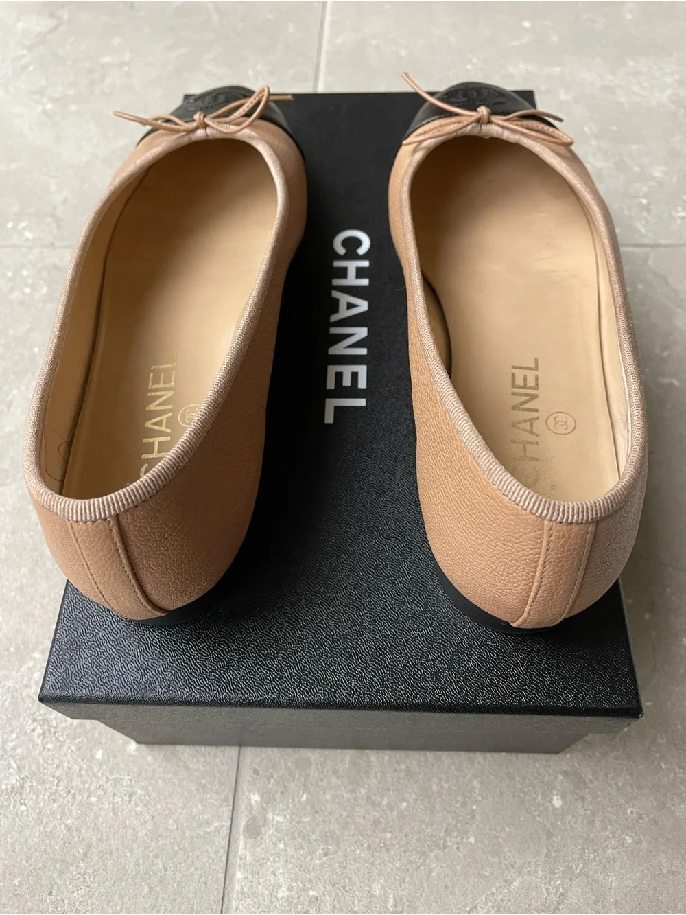 CHANEL Tan Leather Ballet Flats with Black Cap Toe and Bow - size 37.5